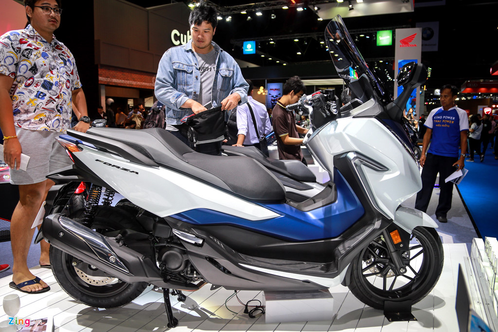 Cận cảnh xe tay ga cao cấp Honda Forza 300 2018